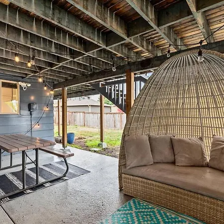 Pacific Nw Gem W/Hot-Tub 15 Minutes Airport. Apartment